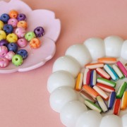 Assortiment de perles rondes aplaties 10 mm à 14 mm en os gravé - Multicolore x50g