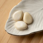 Perle plate irrégulière en résine translucide 22x17 mm - Crème marbré x1