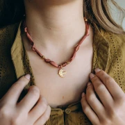 Collier tissu noué avec perles en acier inoxydable 304 Doré - Greige x47cm