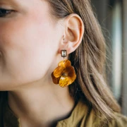 Pendentifs fleur en relief 40 mm en Acrylique Acier inox Doré Bleu roi marbré x2