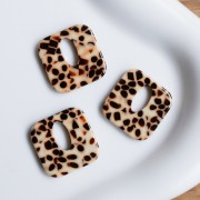 Pendentif carré évidé 21 mm en acétate - Tacheté Marron - Crème x1