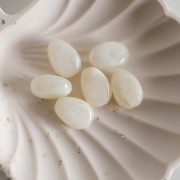 Perles plates irrégulières 18x13 mm en acrylique - Ivoire marbré x10