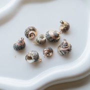 Pendentif coquillage tacheté de 15 à 20 mm avec bordures dorées - Gris - Noir x1