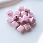 Perle carrée 10 mm en céramique - Baby Pink x1