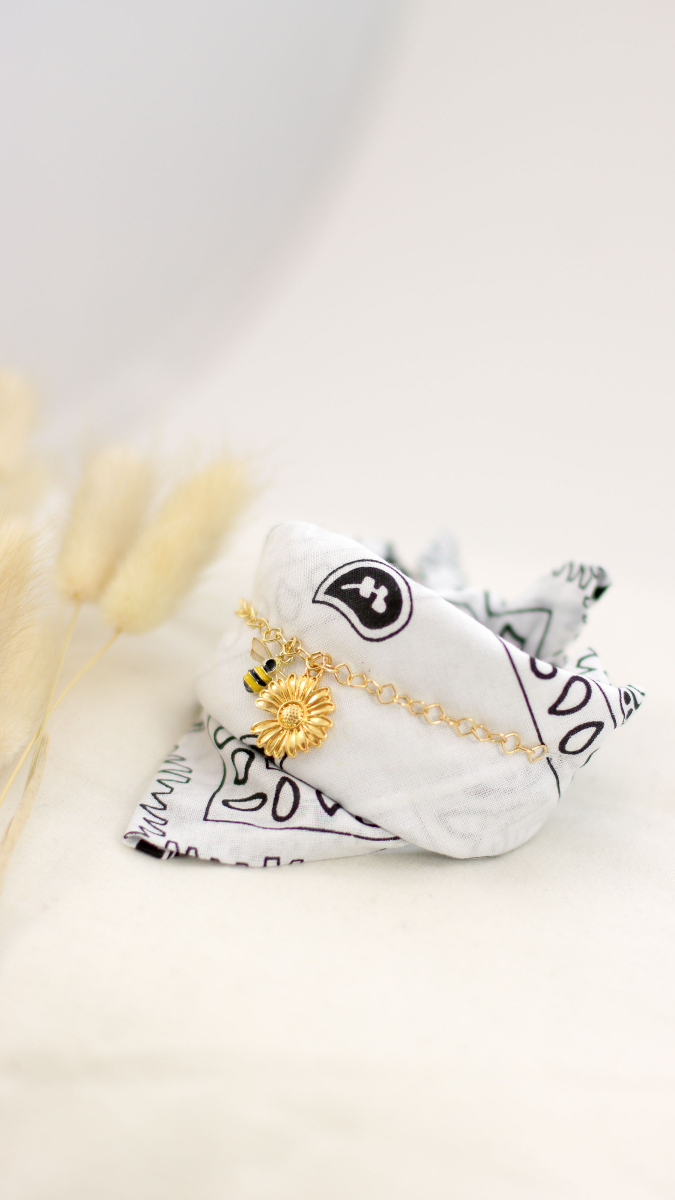 Schéma DIY Bracelet Bandana avec breloque abeille Schéma DIY Bracelet Bandana avec breloque abeille