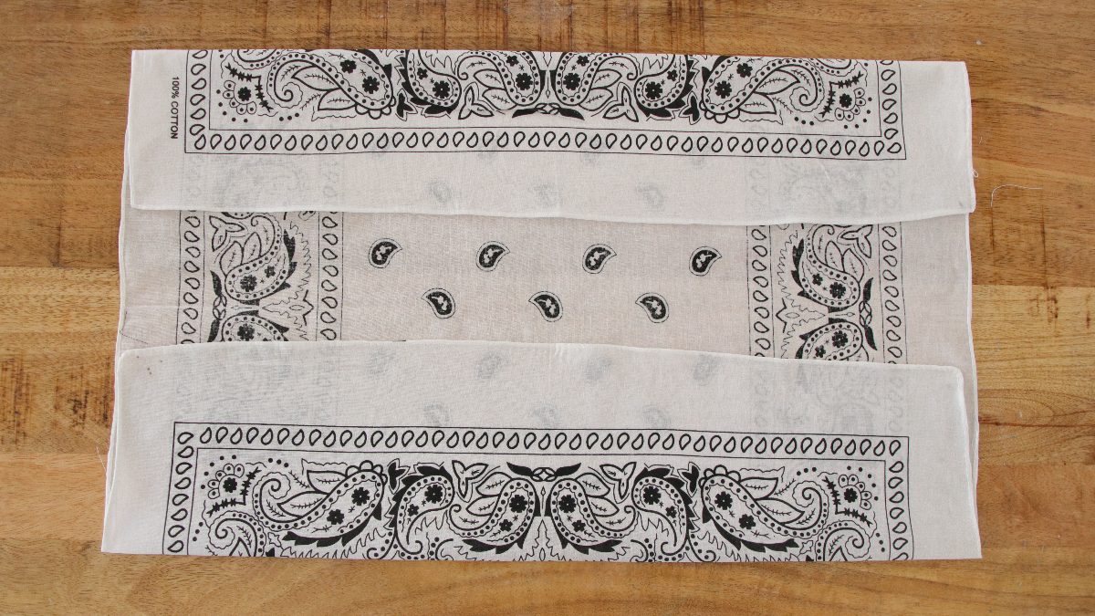 DIY Bracelet Bandana avec breloque abeille : Etape 1 DIY Bracelet Bandana avec breloque abeille : Etape 1