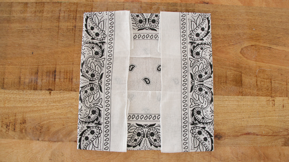 DIY Bracelet Bandana avec breloque abeille : Etape 2 DIY Bracelet Bandana avec breloque abeille : Etape 2