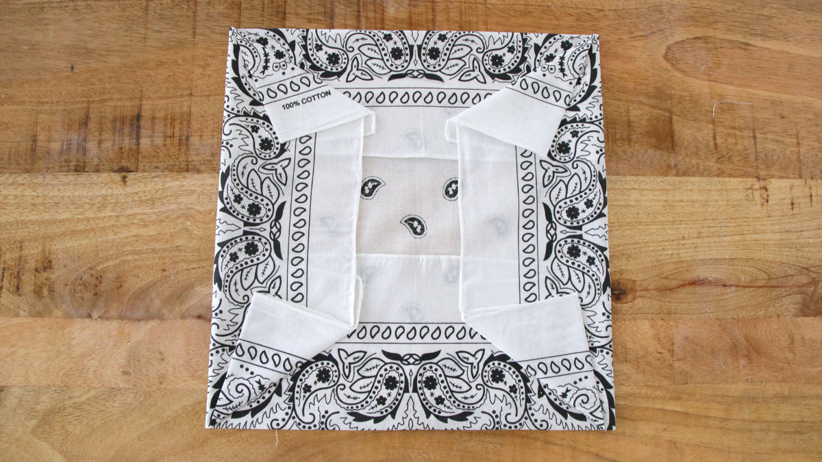 DIY Bracelet Bandana avec breloque abeille : Etape 3 DIY Bracelet Bandana avec breloque abeille : Etape 3