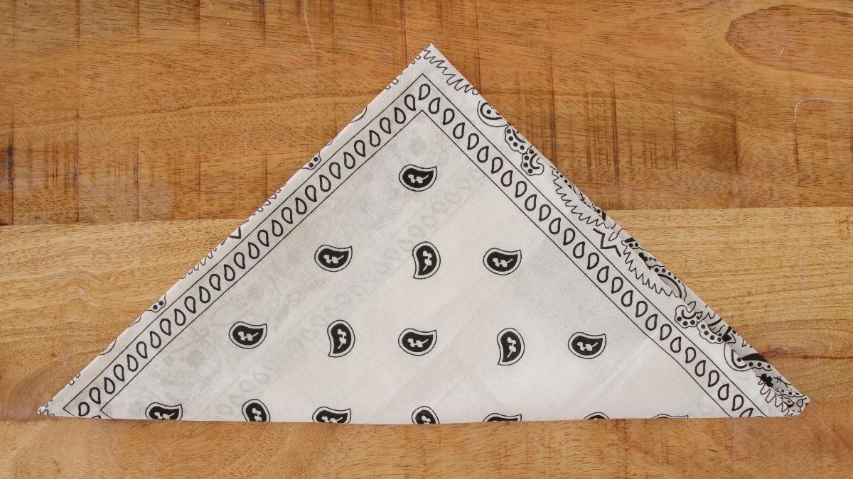 DIY Bracelet Bandana avec breloque abeille : Etape 4 DIY Bracelet Bandana avec breloque abeille : Etape 4