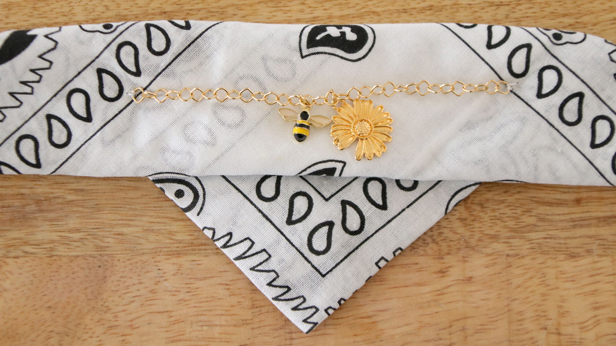 DIY Bracelet Bandana avec breloque abeille : Etape 8 DIY Bracelet Bandana avec breloque abeille : Etape 8