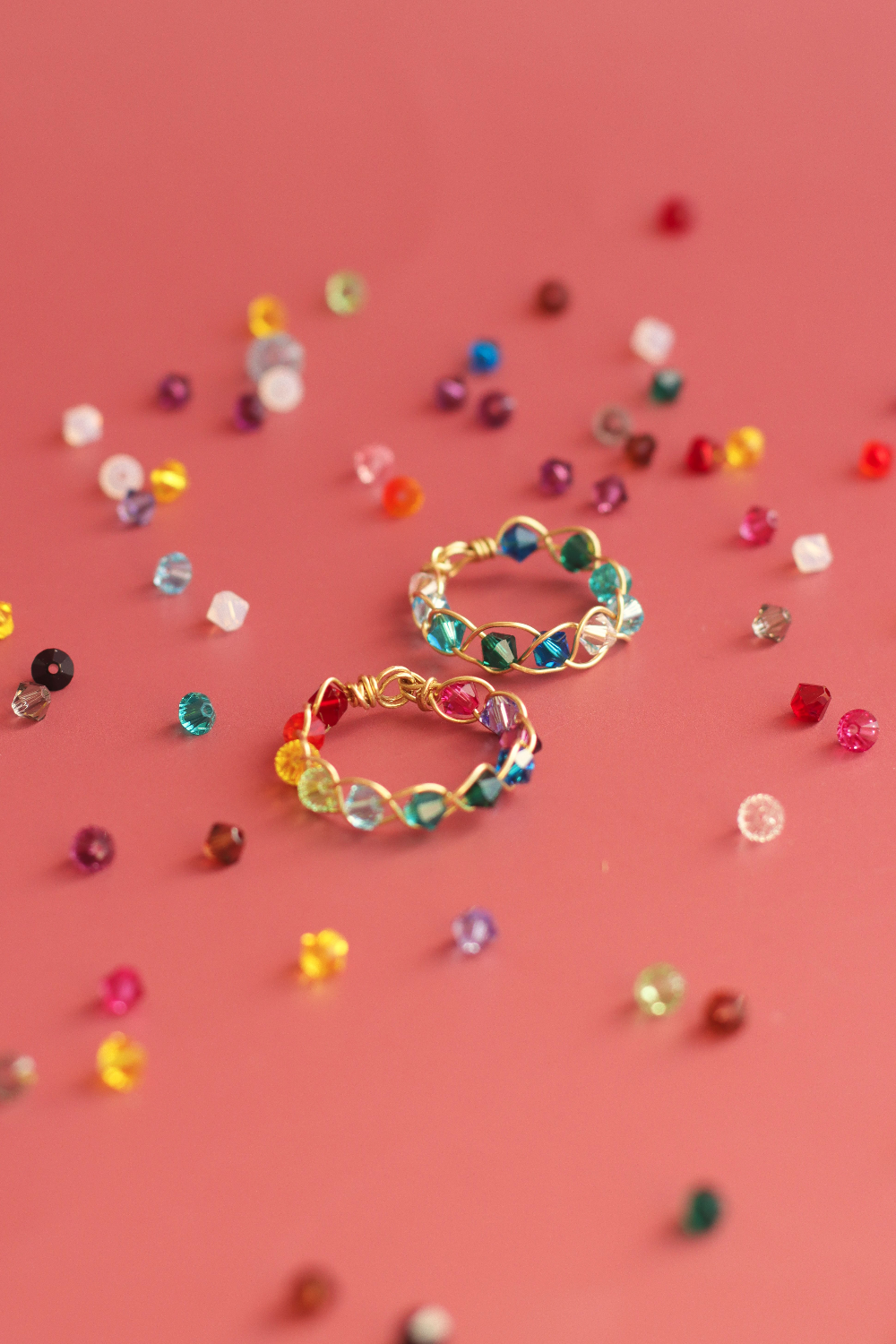 Schéma DIY Bague débutant tressage toupies Swarovski arc-en-ciel Schéma DIY Bague débutant tressage toupies Swarovski arc-en-ciel