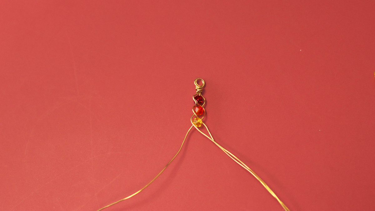DIY Bague débutant tressage toupies Swarovski arc-en-ciel : Etape 5 DIY Bague débutant tressage toupies Swarovski arc-en-ciel : Etape 5