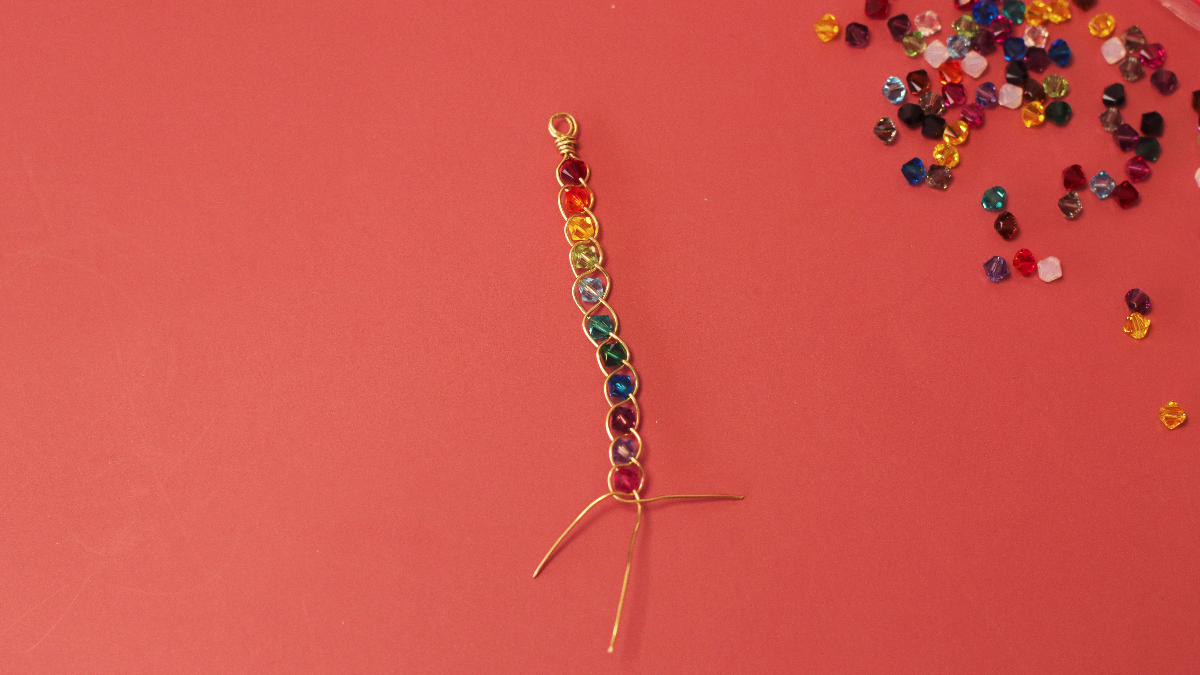 DIY Bague débutant tressage toupies Swarovski arc-en-ciel : Etape 6 DIY Bague débutant tressage toupies Swarovski arc-en-ciel : Etape 6