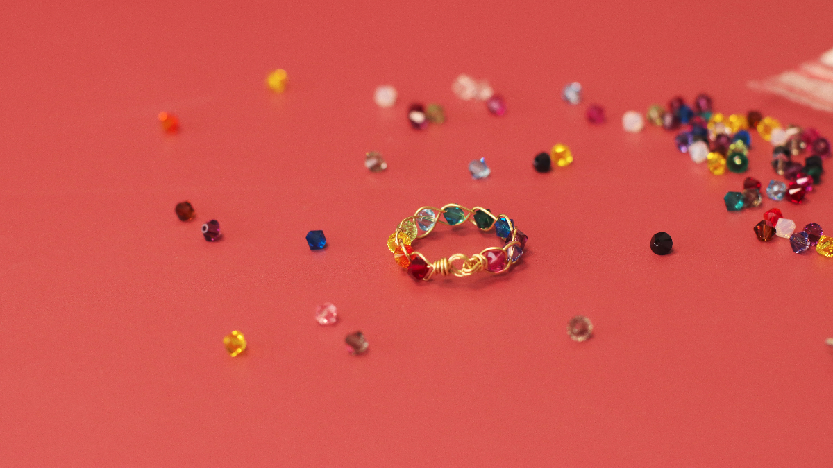 DIY Bague débutant tressage toupies Swarovski arc-en-ciel : Etape 7 DIY Bague débutant tressage toupies Swarovski arc-en-ciel : Etape 7