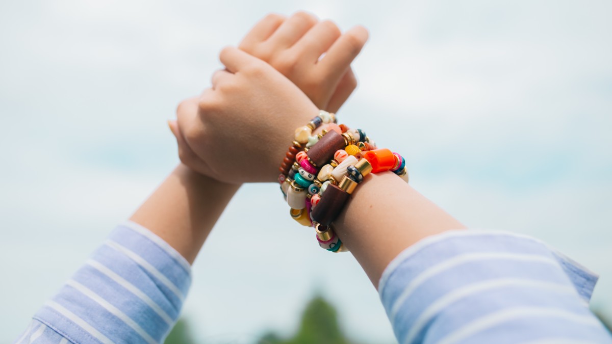 Schéma Bracelets élastiques avec perles en matière naturelle Schéma Bracelets élastiques avec perles en matière naturelle
