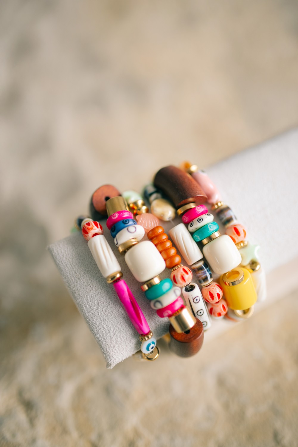 Schéma Bracelets élastiques avec perles en matière naturelle Schéma Bracelets élastiques avec perles en matière naturelle