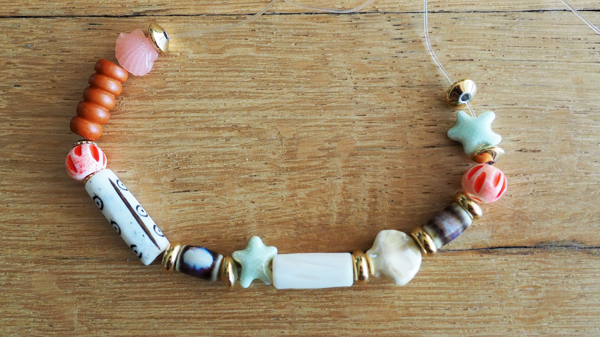 Bracelets élastiques avec perles en matière naturelle : Etape 2 Bracelets élastiques avec perles en matière naturelle : Etape 2