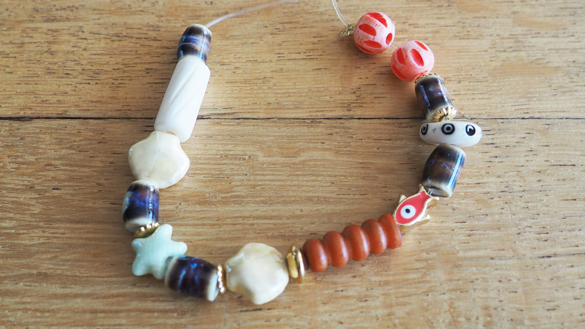 Bracelets élastiques avec perles en matière naturelle : Etape 3 Bracelets élastiques avec perles en matière naturelle : Etape 3