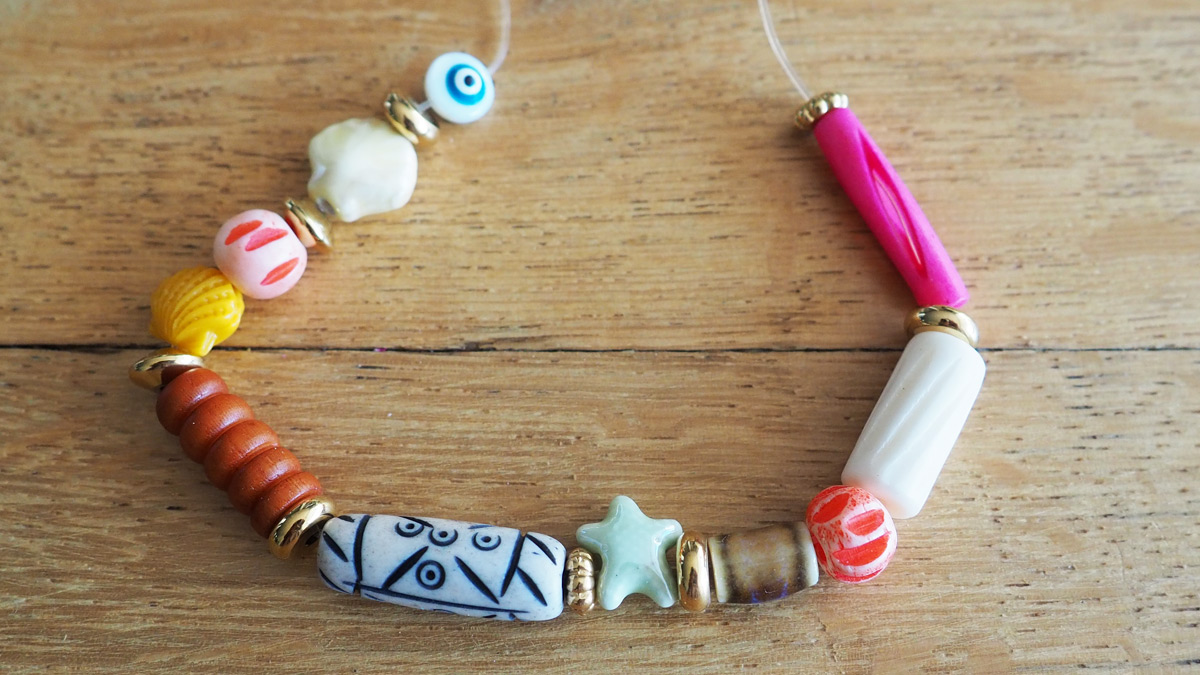 Bracelets élastiques avec perles en matière naturelle : Etape 4 Bracelets élastiques avec perles en matière naturelle : Etape 4