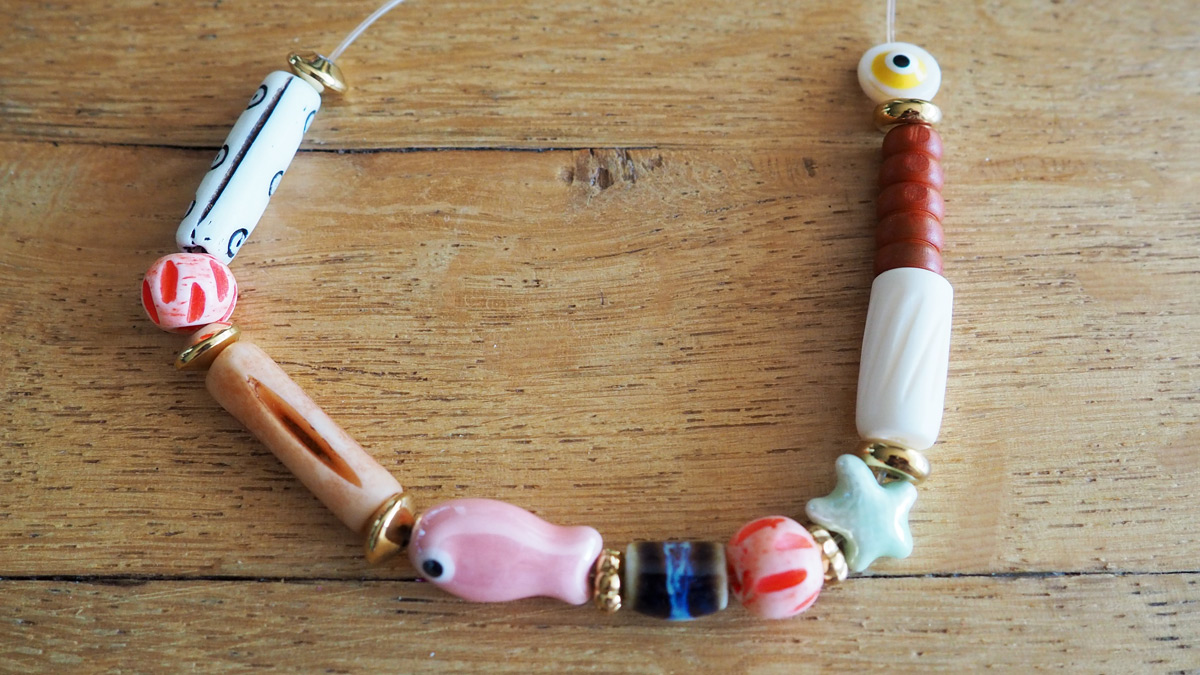 Bracelets élastiques avec perles en matière naturelle : Etape 5 Bracelets élastiques avec perles en matière naturelle : Etape 5