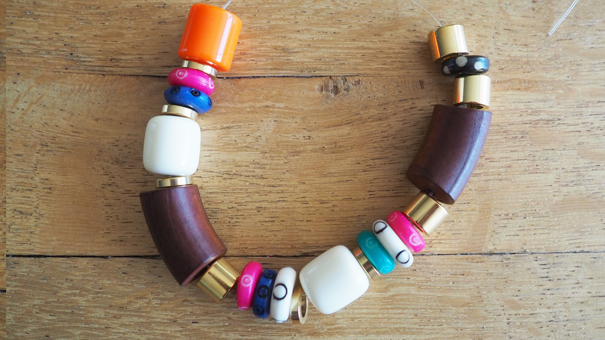 Bracelets élastiques avec perles en matière naturelle : Etape 6 Bracelets élastiques avec perles en matière naturelle : Etape 6