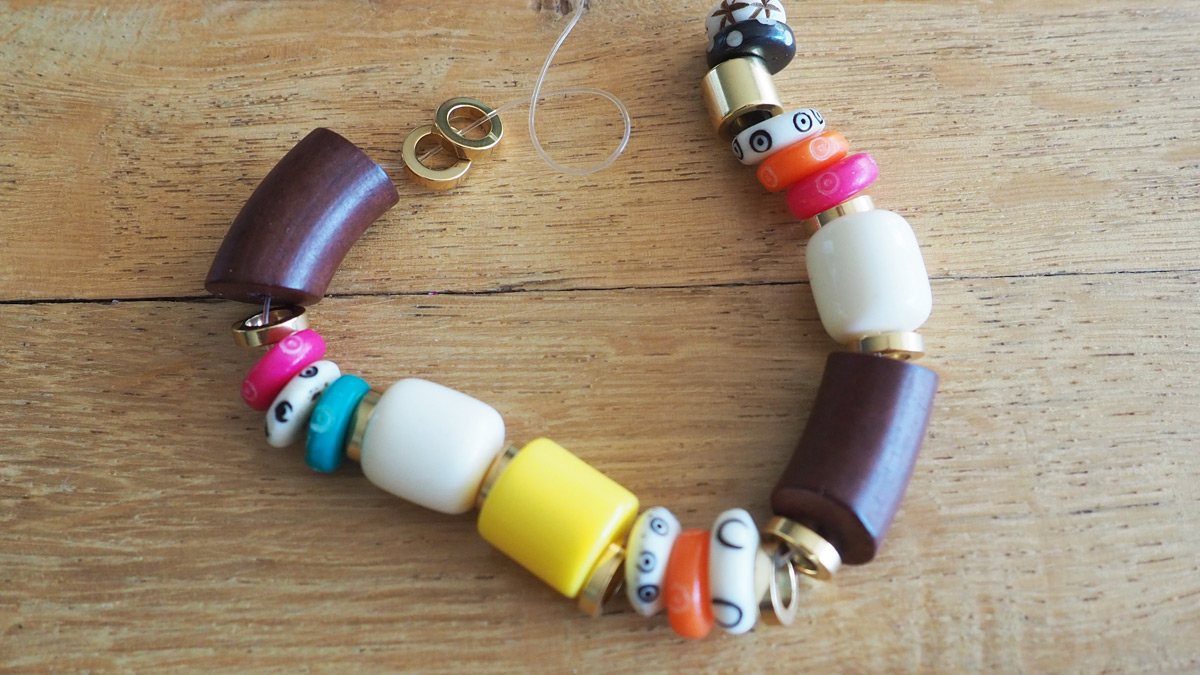 Bracelets élastiques avec perles en matière naturelle : Etape 7 Bracelets élastiques avec perles en matière naturelle : Etape 7