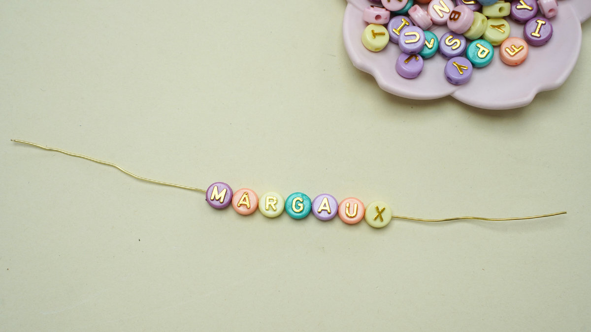 Porte-clé personnalisé prénom avec des perles lettres : Etape 2 Porte-clé personnalisé prénom avec des perles lettres : Etape 2