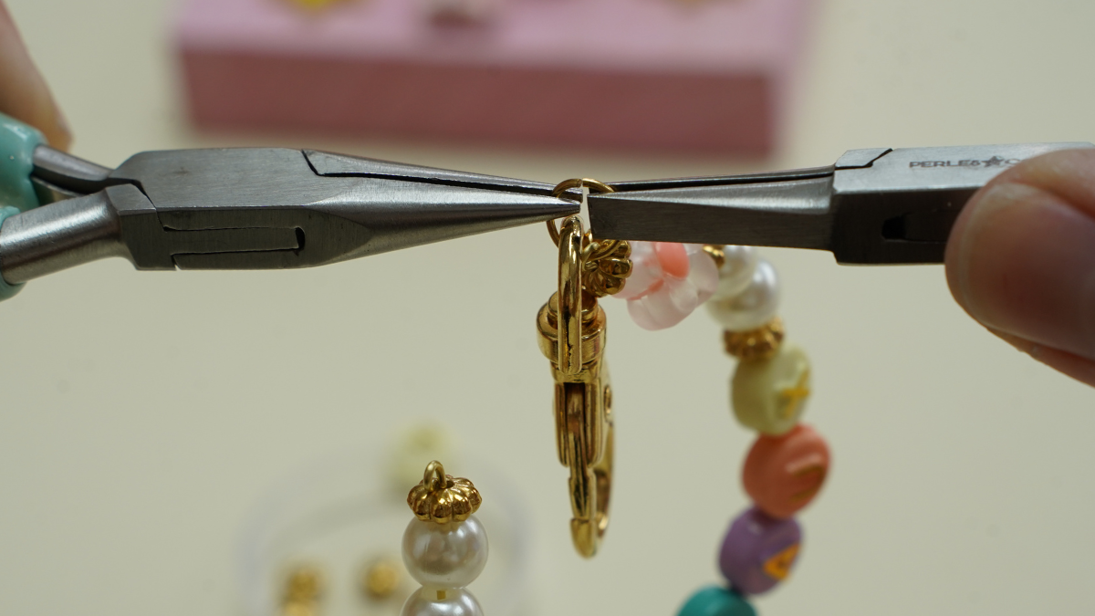 Porte-clé personnalisé prénom avec des perles lettres : Etape 5 Porte-clé personnalisé prénom avec des perles lettres : Etape 5