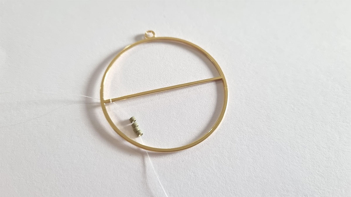 Boucles d'oreilles demi fleur en tissage : Etape 1 Boucles d'oreilles demi fleur en tissage : Etape 1