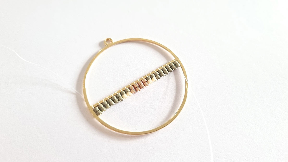 Boucles d'oreilles demi fleur en tissage : Etape 2 Boucles d'oreilles demi fleur en tissage : Etape 2