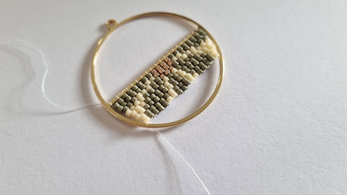 Boucles d'oreilles demi fleur en tissage : Etape 3 Boucles d'oreilles demi fleur en tissage : Etape 3