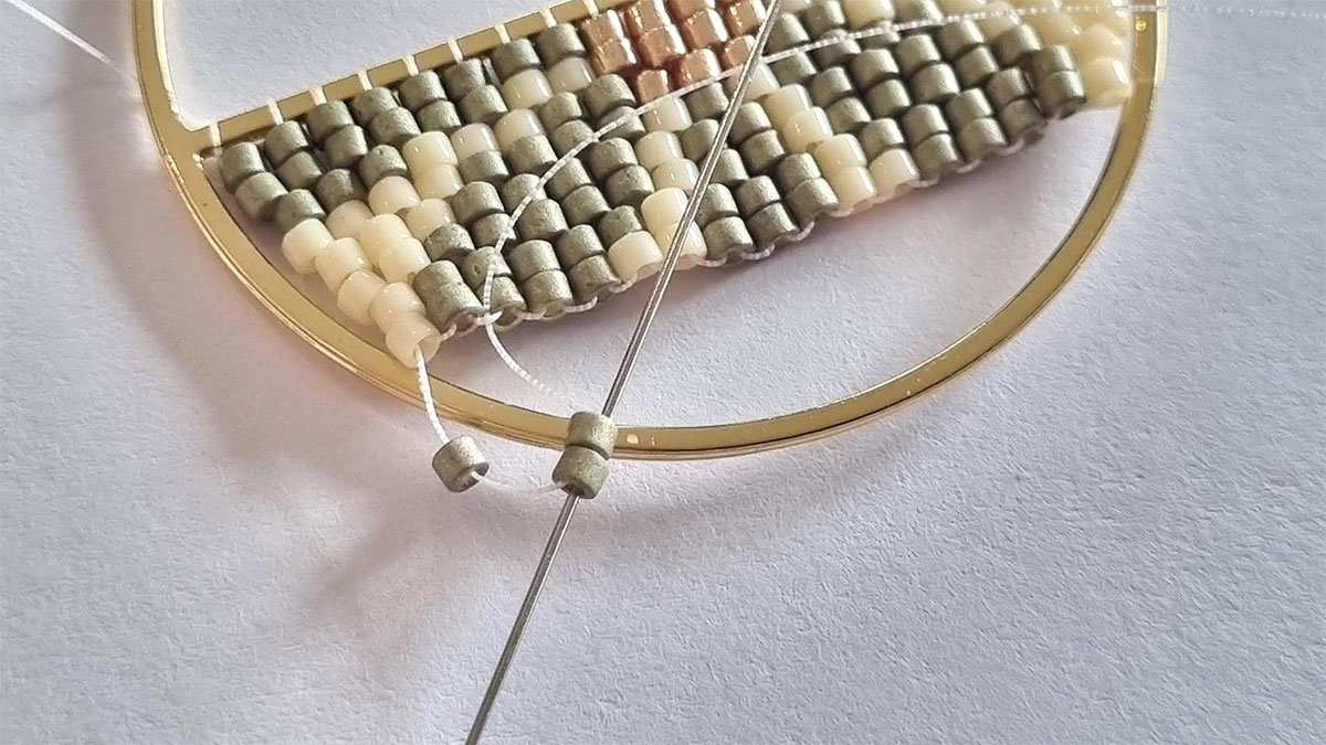 Boucles d'oreilles demi fleur en tissage : Etape 4 Boucles d'oreilles demi fleur en tissage : Etape 4