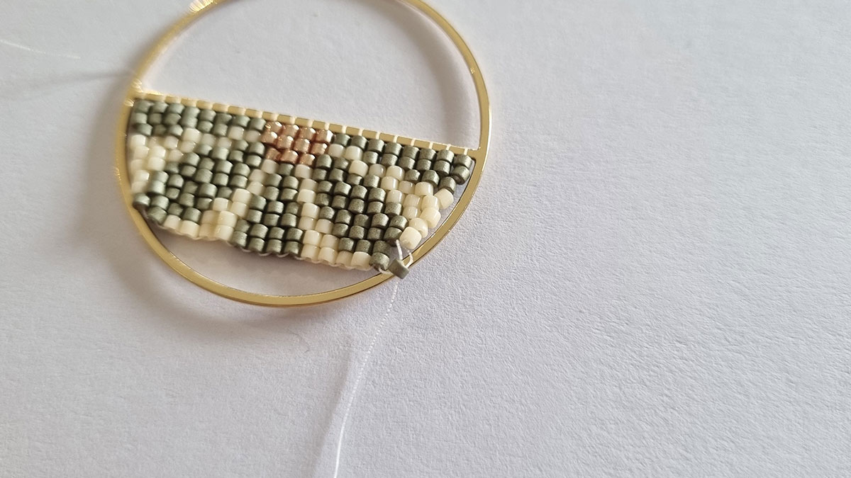 Boucles d'oreilles demi fleur en tissage : Etape 5 Boucles d'oreilles demi fleur en tissage : Etape 5