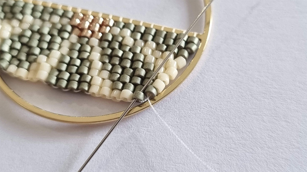 Boucles d'oreilles demi fleur en tissage : Etape 6 Boucles d'oreilles demi fleur en tissage : Etape 6