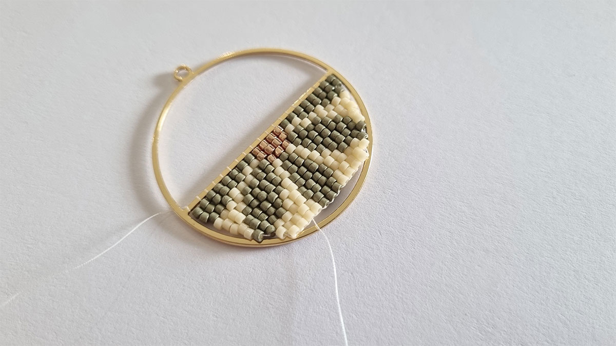 Boucles d'oreilles demi fleur en tissage : Etape 7 Boucles d'oreilles demi fleur en tissage : Etape 7