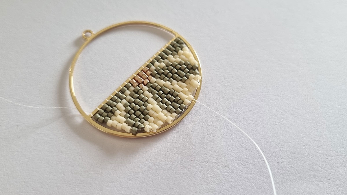 Boucles d'oreilles demi fleur en tissage : Etape 8 Boucles d'oreilles demi fleur en tissage : Etape 8