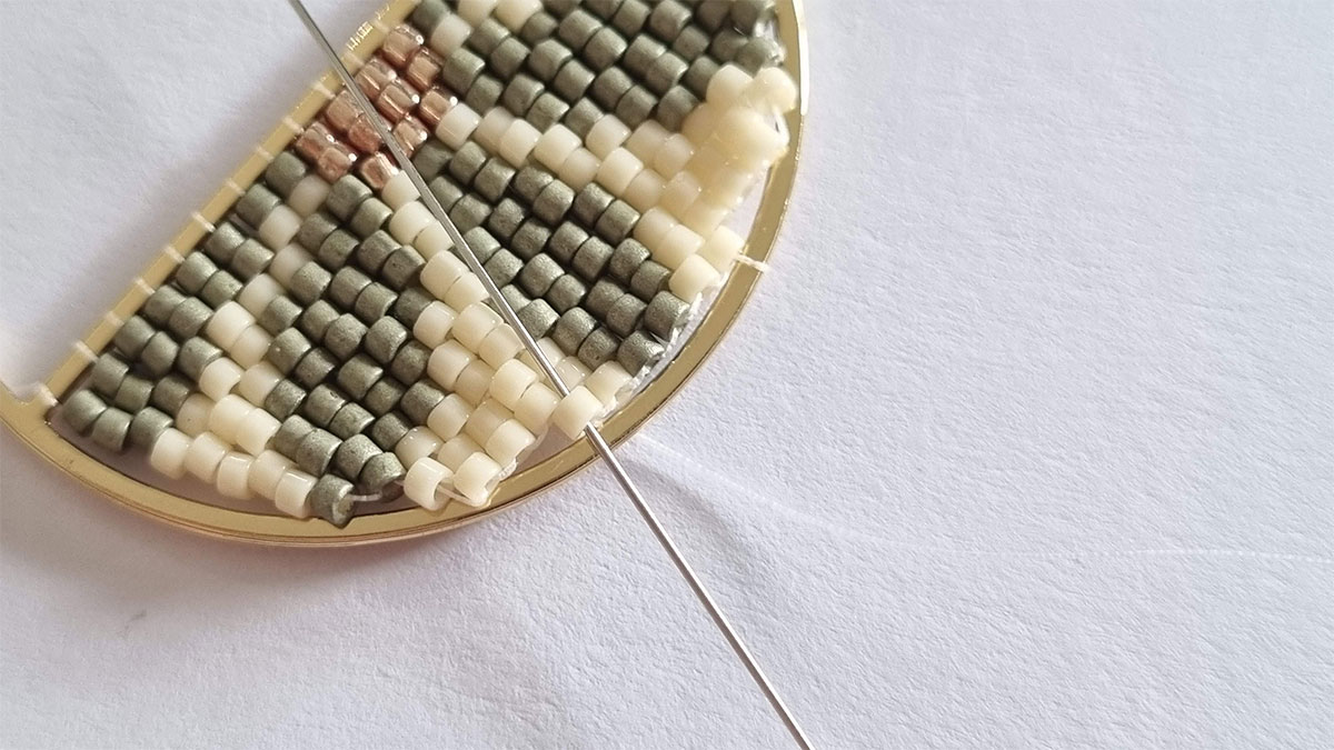 Boucles d'oreilles demi fleur en tissage : Etape 10 Boucles d'oreilles demi fleur en tissage : Etape 10