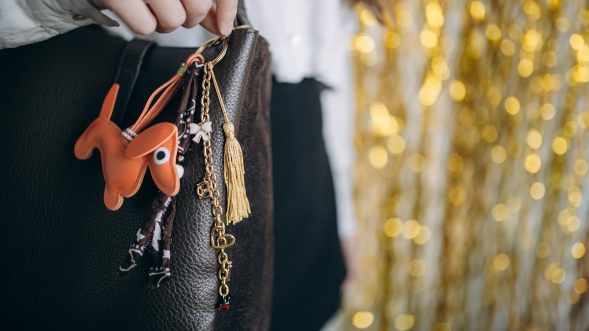 Schéma Bijou de sac avec pendentif teckel, pompons et bandana Schéma Bijou de sac avec pendentif teckel, pompons et bandana