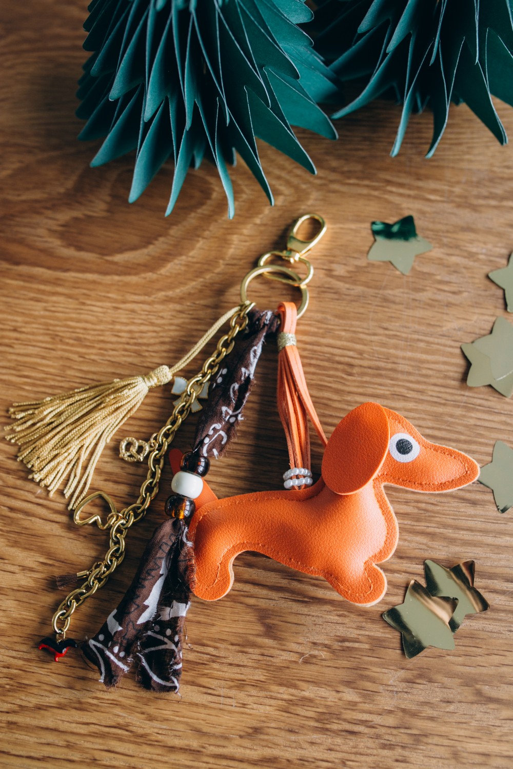 Schéma Bijou de sac avec pendentif teckel, pompons et bandana Schéma Bijou de sac avec pendentif teckel, pompons et bandana