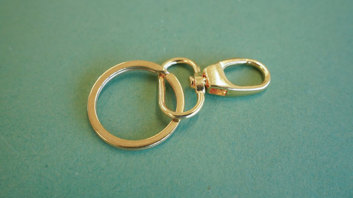 Bijou de sac avec pendentif teckel, pompons et bandana : Etape 1 Bijou de sac avec pendentif teckel, pompons et bandana : Etape 1