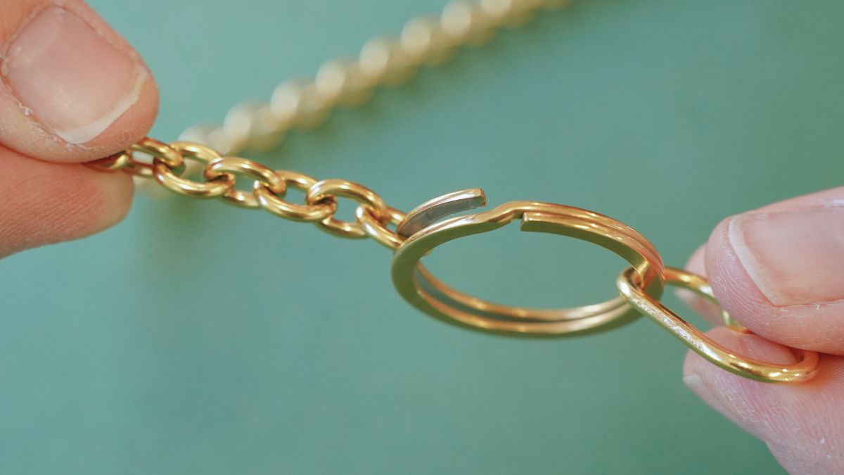 Bijou de sac avec pendentif teckel, pompons et bandana : Etape 2 Bijou de sac avec pendentif teckel, pompons et bandana : Etape 2