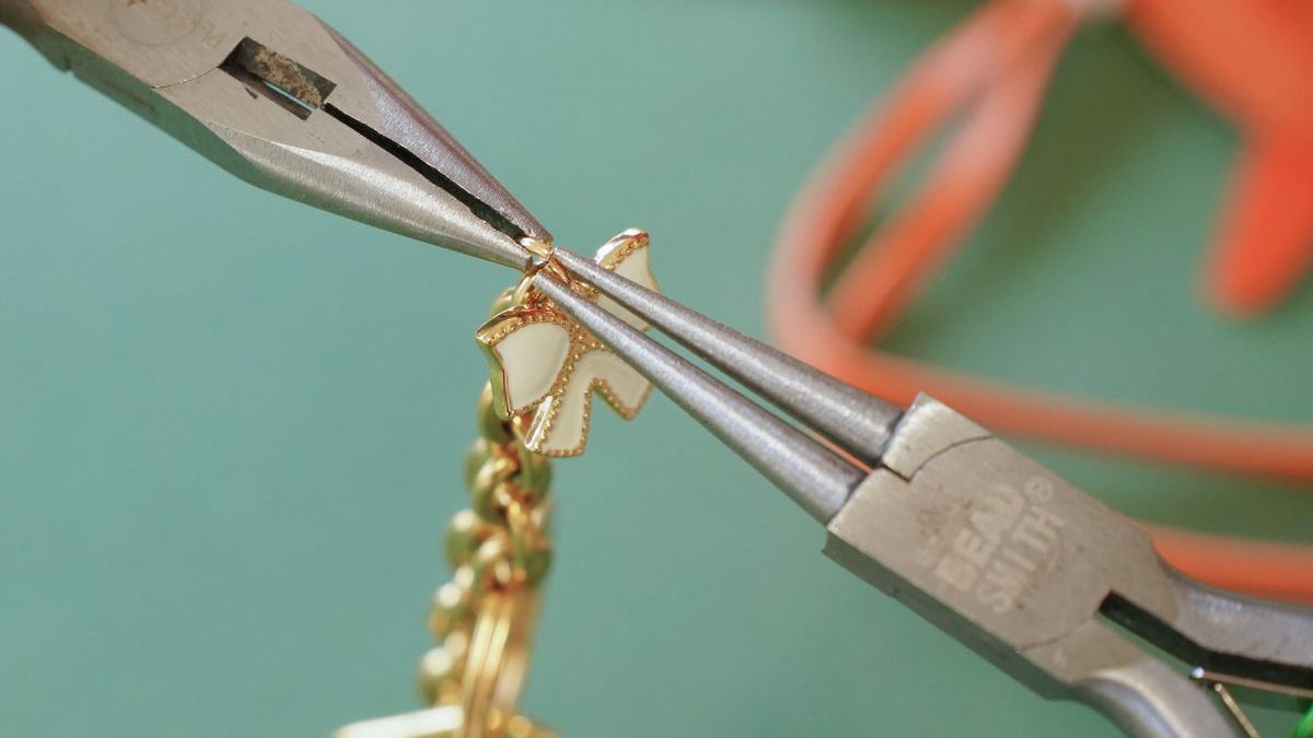 Bijou de sac avec pendentif teckel, pompons et bandana : Etape 3 Bijou de sac avec pendentif teckel, pompons et bandana : Etape 3