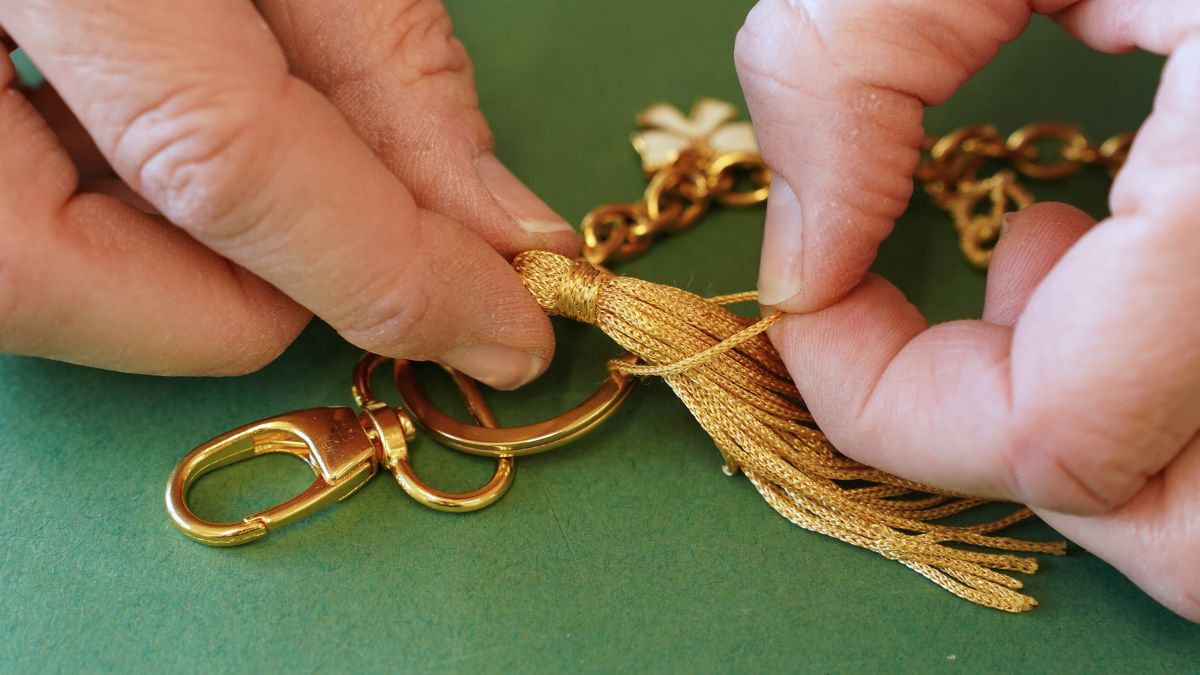 Bijou de sac avec pendentif teckel, pompons et bandana : Etape 4 Bijou de sac avec pendentif teckel, pompons et bandana : Etape 4