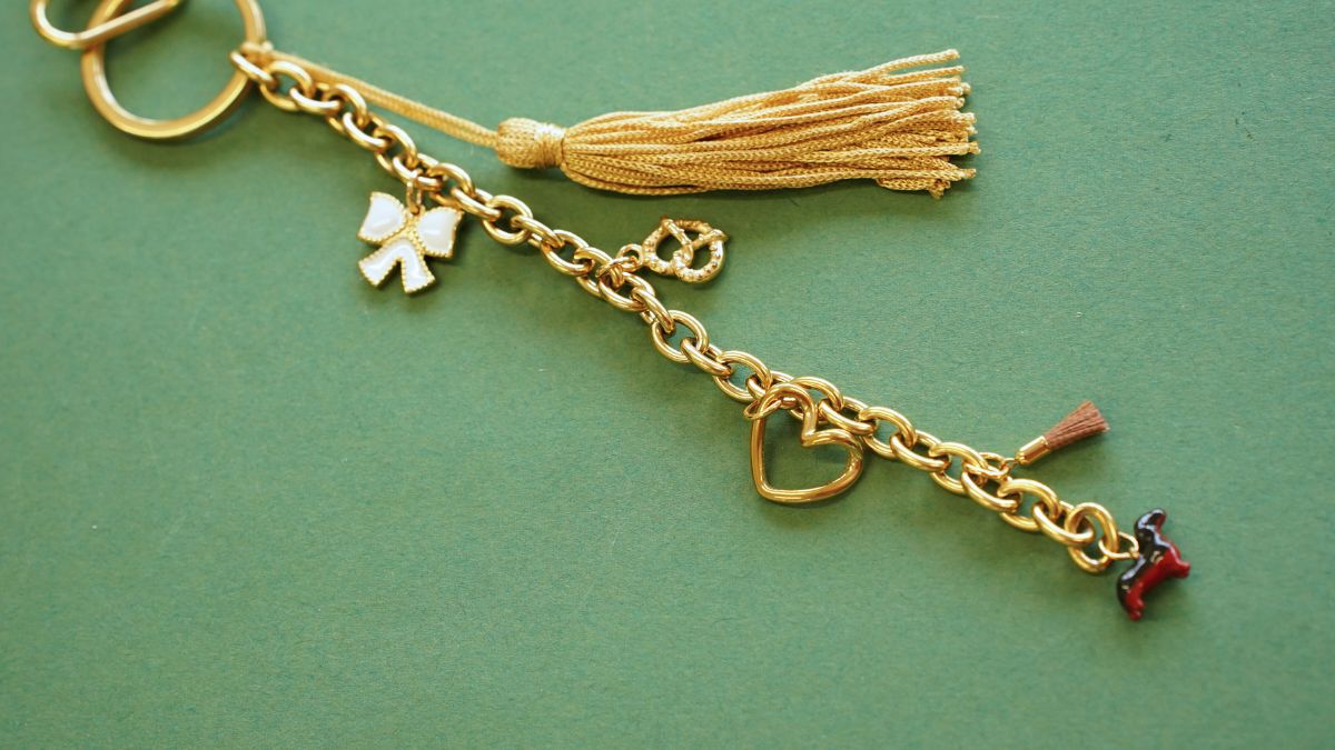 Bijou de sac avec pendentif teckel, pompons et bandana : Etape 5 Bijou de sac avec pendentif teckel, pompons et bandana : Etape 5