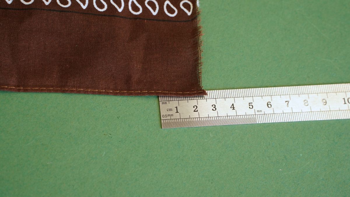 Bijou de sac avec pendentif teckel, pompons et bandana : Etape 6 Bijou de sac avec pendentif teckel, pompons et bandana : Etape 6