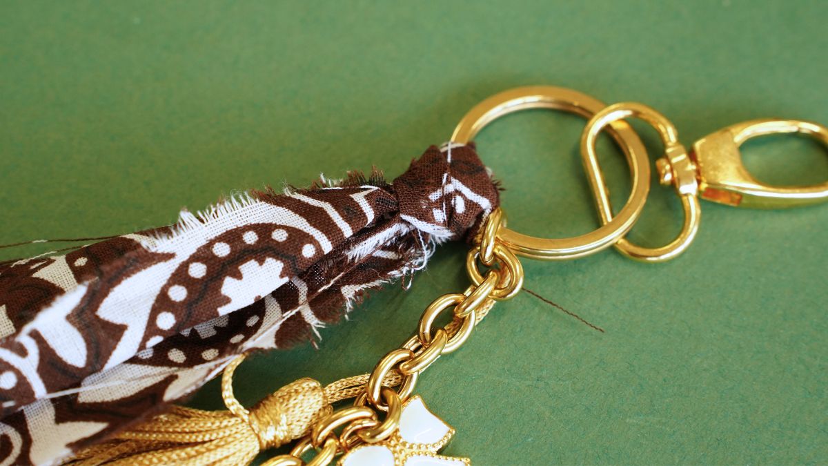 Bijou de sac avec pendentif teckel, pompons et bandana : Etape 7 Bijou de sac avec pendentif teckel, pompons et bandana : Etape 7