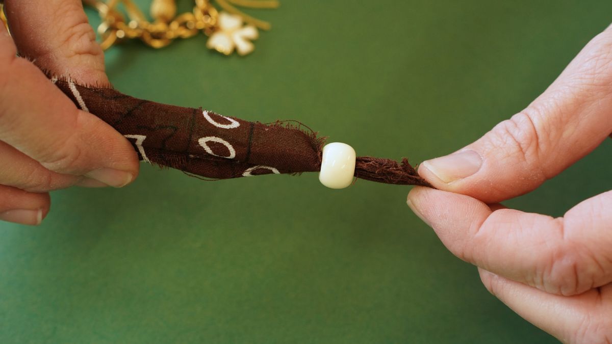 Bijou de sac avec pendentif teckel, pompons et bandana : Etape 8 Bijou de sac avec pendentif teckel, pompons et bandana : Etape 8