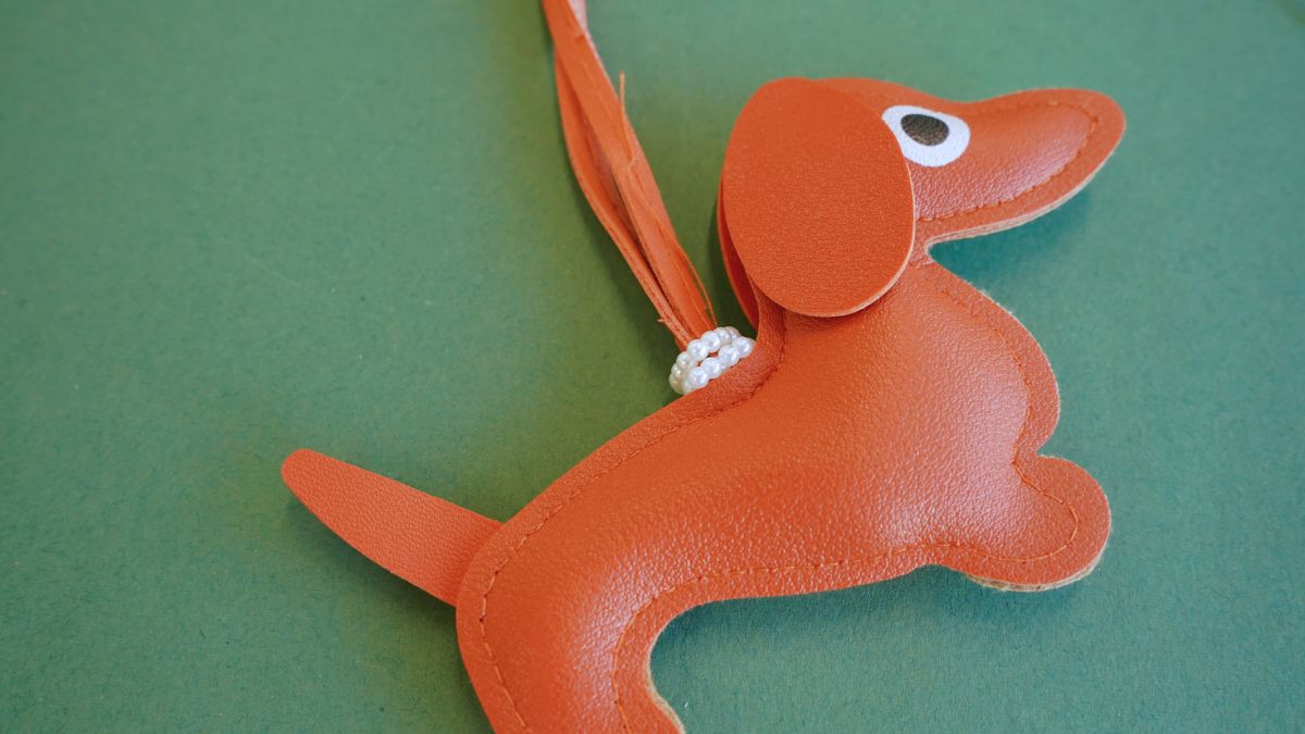 Bijou de sac avec pendentif teckel, pompons et bandana : Etape 9 Bijou de sac avec pendentif teckel, pompons et bandana : Etape 9