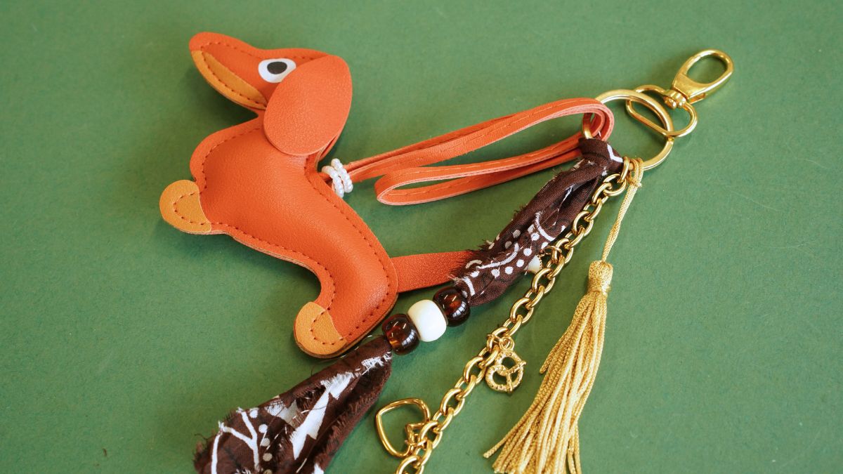 Bijou de sac avec pendentif teckel, pompons et bandana : Etape 10 Bijou de sac avec pendentif teckel, pompons et bandana : Etape 10