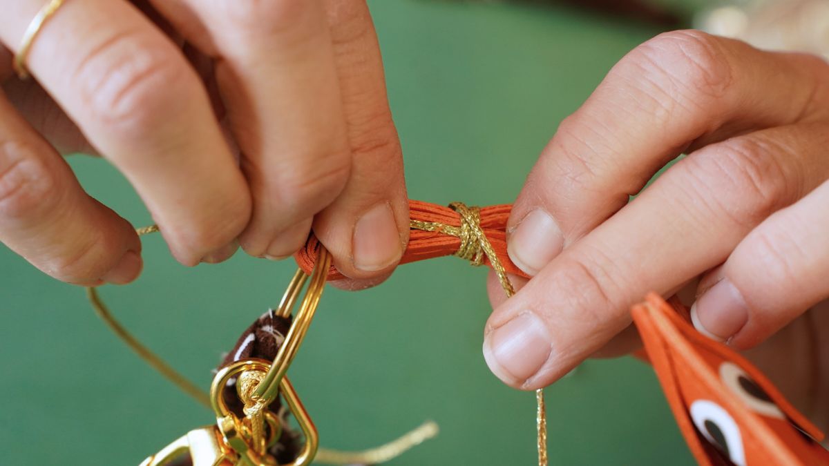 Bijou de sac avec pendentif teckel, pompons et bandana : Etape 11 Bijou de sac avec pendentif teckel, pompons et bandana : Etape 11
